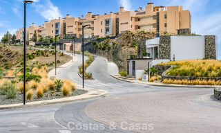 Listo para entrar a vivir, apartamento de lujo en venta en un prestigioso complejo de golf en las colinas de Marbella - Benahavis 66457 