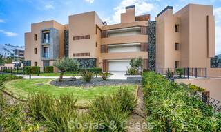 Listo para entrar a vivir, apartamento de lujo en venta en un prestigioso complejo de golf en las colinas de Marbella - Benahavis 66460 