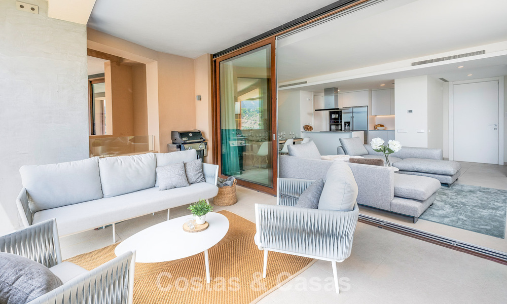 Listo para entrar a vivir, apartamento de lujo en venta en un prestigioso complejo de golf en las colinas de Marbella - Benahavis 66475