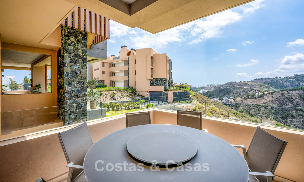 Listo para entrar a vivir, apartamento de lujo en venta en un prestigioso complejo de golf en las colinas de Marbella - Benahavis 66486