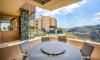 Listo para entrar a vivir, apartamento de lujo en venta en un prestigioso complejo de golf en las colinas de Marbella - Benahavis 66486 