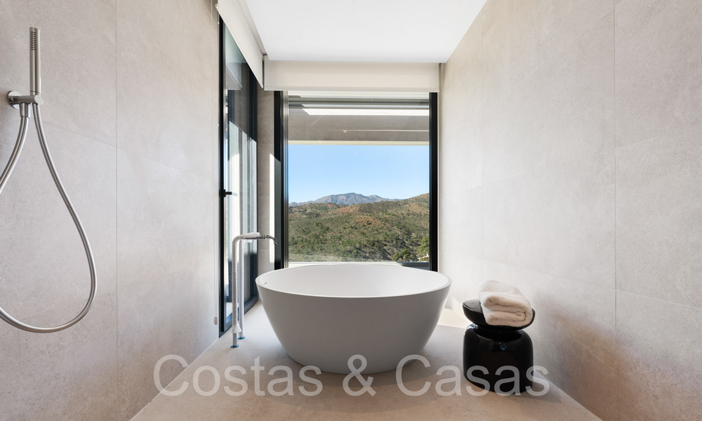 Nueva villa arquitectónica en venta en una urbanización segura en Marbella - Benahavis 66500