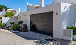 Atemporal villa de lujo andaluza en venta en una zona cerrada cerca de Aloha Golf en Nueva Andalucía, Marbella 66551 