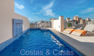 Ático dúplex contemporáneo en venta en un complejo en primera línea de playa con piscina privada entre Marbella y Estepona 66576 