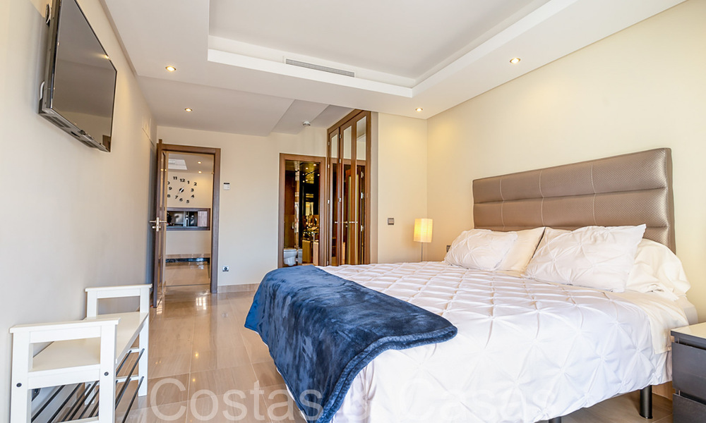 Ático dúplex contemporáneo en venta en un complejo en primera línea de playa con piscina privada entre Marbella y Estepona 66584