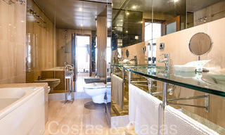 Ático dúplex contemporáneo en venta en un complejo en primera línea de playa con piscina privada entre Marbella y Estepona 66585 