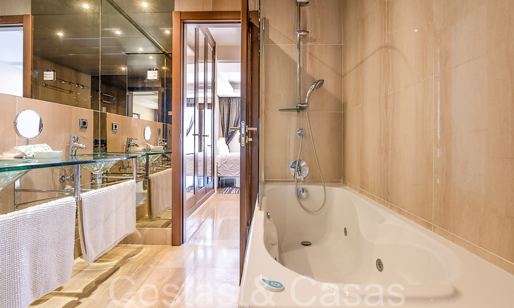 Ático dúplex contemporáneo en venta en un complejo en primera línea de playa con piscina privada entre Marbella y Estepona 66586