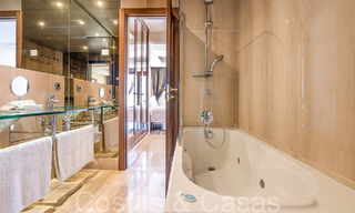 Ático dúplex contemporáneo en venta en un complejo en primera línea de playa con piscina privada entre Marbella y Estepona 66586 