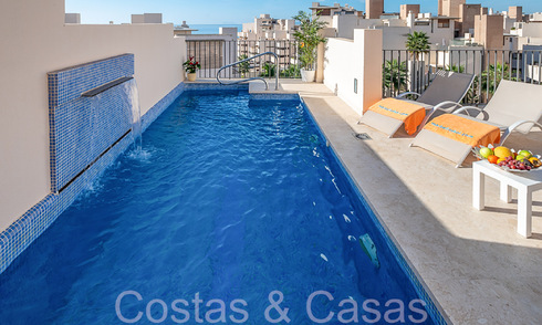 Ático dúplex contemporáneo en venta en un complejo en primera línea de playa con piscina privada entre Marbella y Estepona 66587