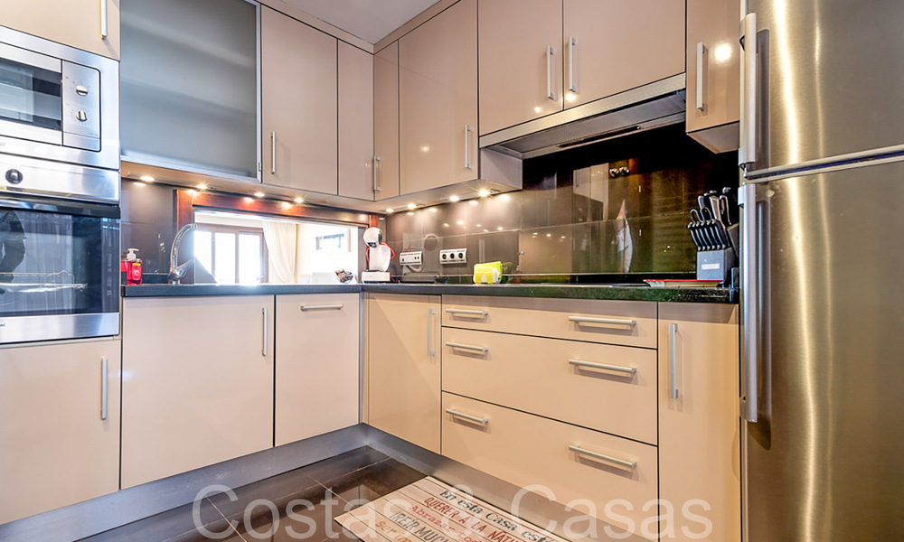 Ático dúplex contemporáneo en venta en un complejo en primera línea de playa con piscina privada entre Marbella y Estepona 66588