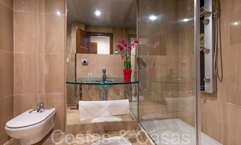 Ático dúplex contemporáneo en venta en un complejo en primera línea de playa con piscina privada entre Marbella y Estepona 66589