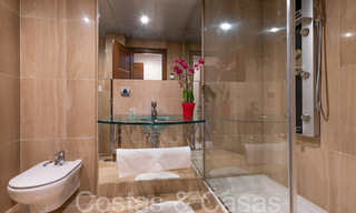 Ático dúplex contemporáneo en venta en un complejo en primera línea de playa con piscina privada entre Marbella y Estepona 66589 