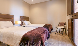 Ático dúplex contemporáneo en venta en un complejo en primera línea de playa con piscina privada entre Marbella y Estepona 66590 