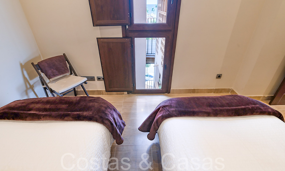 Ático dúplex contemporáneo en venta en un complejo en primera línea de playa con piscina privada entre Marbella y Estepona 66591