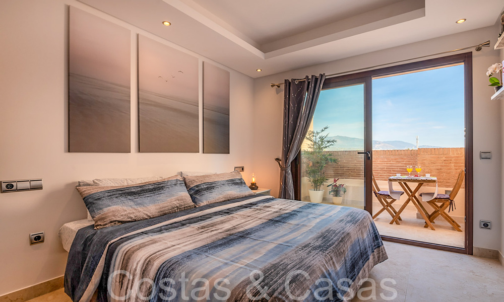 Ático dúplex contemporáneo en venta en un complejo en primera línea de playa con piscina privada entre Marbella y Estepona 66597