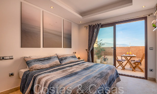 Ático dúplex contemporáneo en venta en un complejo en primera línea de playa con piscina privada entre Marbella y Estepona 66597 