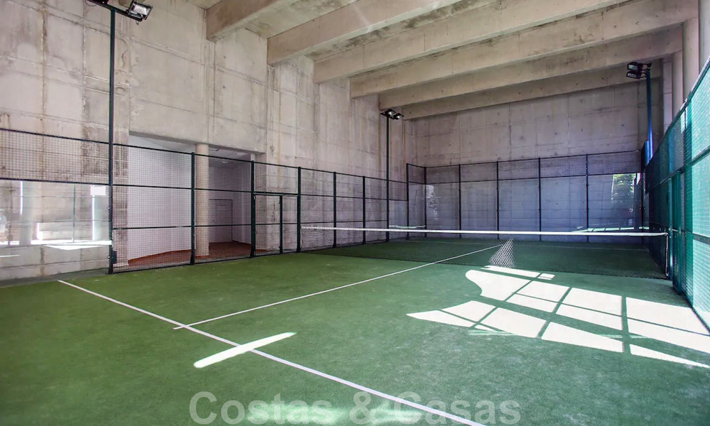 Ático dúplex contemporáneo en venta en un complejo en primera línea de playa con piscina privada entre Marbella y Estepona 66647