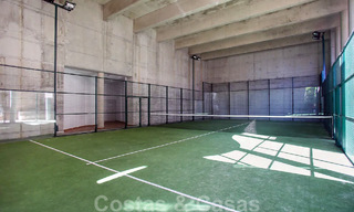 Ático dúplex contemporáneo en venta en un complejo en primera línea de playa con piscina privada entre Marbella y Estepona 66647 