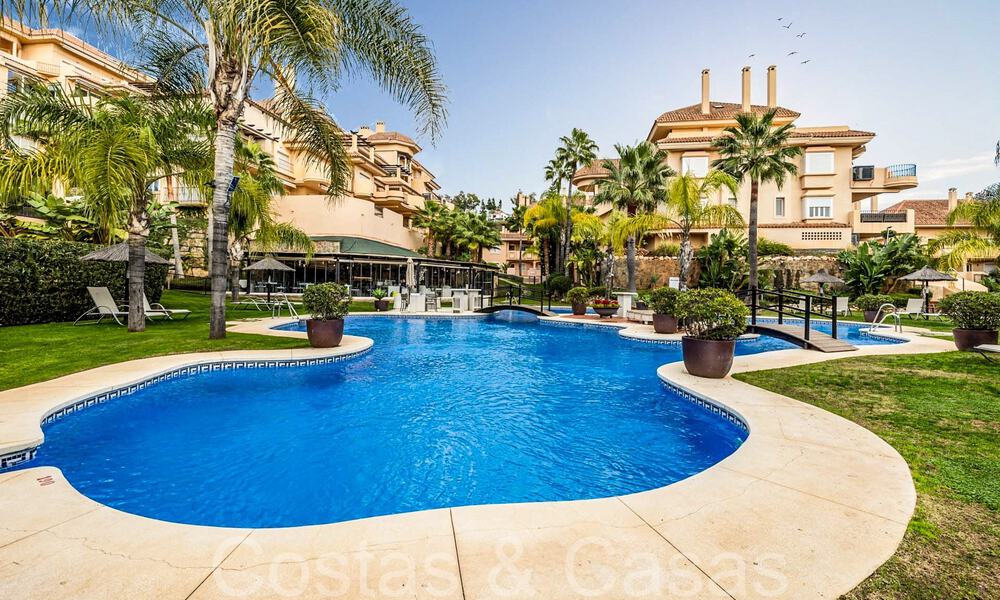 Precioso ático doble con vistas al mar en venta en un complejo de 5 estrellas en Nueva Andalucía, Marbella 66654