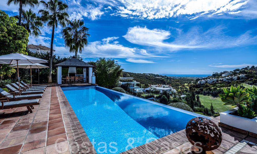 Villa mediterránea de lujo en venta con vistas al golf y al mar en una urbanización cerrada en La Quinta, Marbella - Benahavis 66698