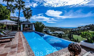 Villa mediterránea de lujo en venta con vistas al golf y al mar en una urbanización cerrada en La Quinta, Marbella - Benahavis 66698 