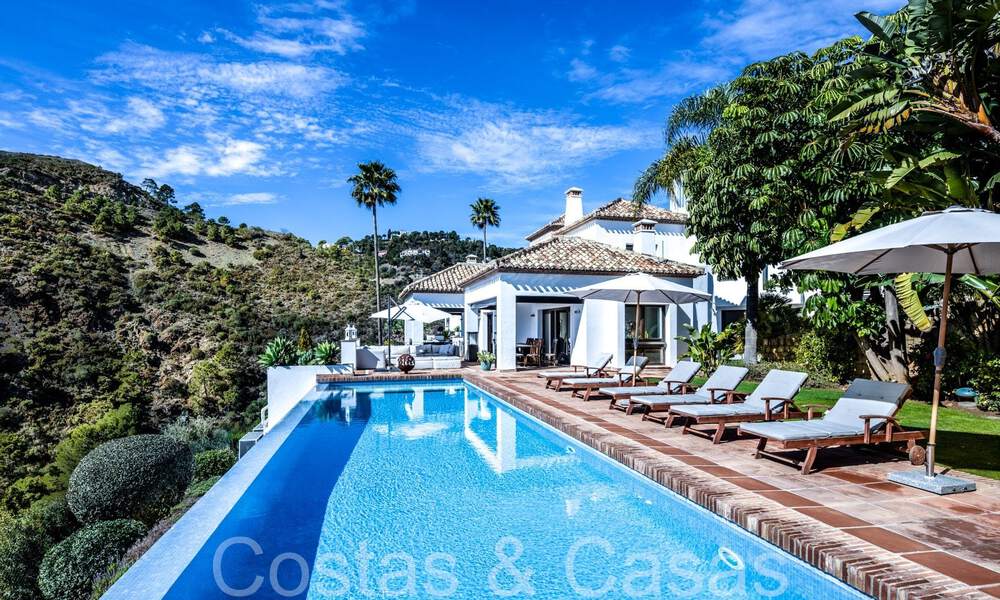Villa mediterránea de lujo en venta con vistas al golf y al mar en una urbanización cerrada en La Quinta, Marbella - Benahavis 66699