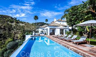 Villa mediterránea de lujo en venta con vistas al golf y al mar en una urbanización cerrada en La Quinta, Marbella - Benahavis 66699 