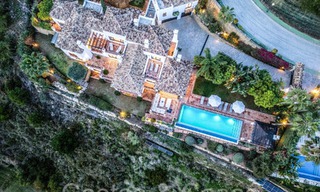 Villa mediterránea de lujo en venta con vistas al golf y al mar en una urbanización cerrada en La Quinta, Marbella - Benahavis 66700 