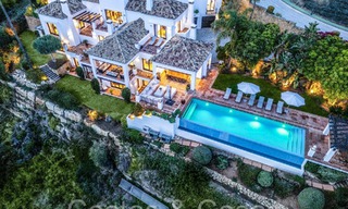 Villa mediterránea de lujo en venta con vistas al golf y al mar en una urbanización cerrada en La Quinta, Marbella - Benahavis 66701 