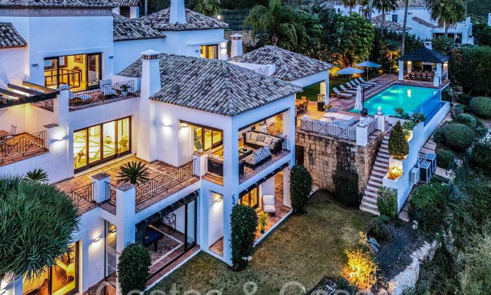 Villa mediterránea de lujo en venta con vistas al golf y al mar en una urbanización cerrada en La Quinta, Marbella - Benahavis 66702