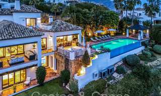 Villa mediterránea de lujo en venta con vistas al golf y al mar en una urbanización cerrada en La Quinta, Marbella - Benahavis 66703 