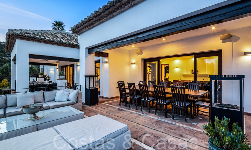 Villa mediterránea de lujo en venta con vistas al golf y al mar en una urbanización cerrada en La Quinta, Marbella - Benahavis 66704