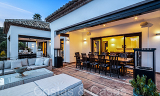 Villa mediterránea de lujo en venta con vistas al golf y al mar en una urbanización cerrada en La Quinta, Marbella - Benahavis 66704 