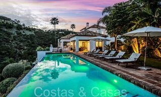 Villa mediterránea de lujo en venta con vistas al golf y al mar en una urbanización cerrada en La Quinta, Marbella - Benahavis 66706 
