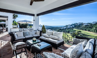 Villa mediterránea de lujo en venta con vistas al golf y al mar en una urbanización cerrada en La Quinta, Marbella - Benahavis 66707 