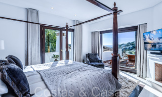 Villa mediterránea de lujo en venta con vistas al golf y al mar en una urbanización cerrada en La Quinta, Marbella - Benahavis 66714 