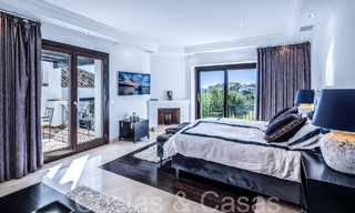 Villa mediterránea de lujo en venta con vistas al golf y al mar en una urbanización cerrada en La Quinta, Marbella - Benahavis 66718 
