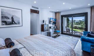 Villa mediterránea de lujo en venta con vistas al golf y al mar en una urbanización cerrada en La Quinta, Marbella - Benahavis 66721 
