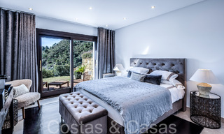 Villa mediterránea de lujo en venta con vistas al golf y al mar en una urbanización cerrada en La Quinta, Marbella - Benahavis 66723 