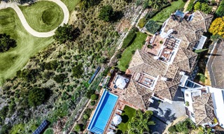 Villa mediterránea de lujo en venta con vistas al golf y al mar en una urbanización cerrada en La Quinta, Marbella - Benahavis 66729 