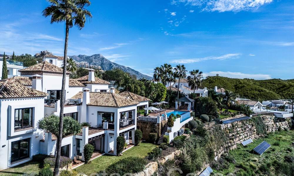 Villa mediterránea de lujo en venta con vistas al golf y al mar en una urbanización cerrada en La Quinta, Marbella - Benahavis 66730