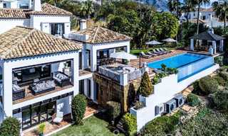 Villa mediterránea de lujo en venta con vistas al golf y al mar en una urbanización cerrada en La Quinta, Marbella - Benahavis 66731 