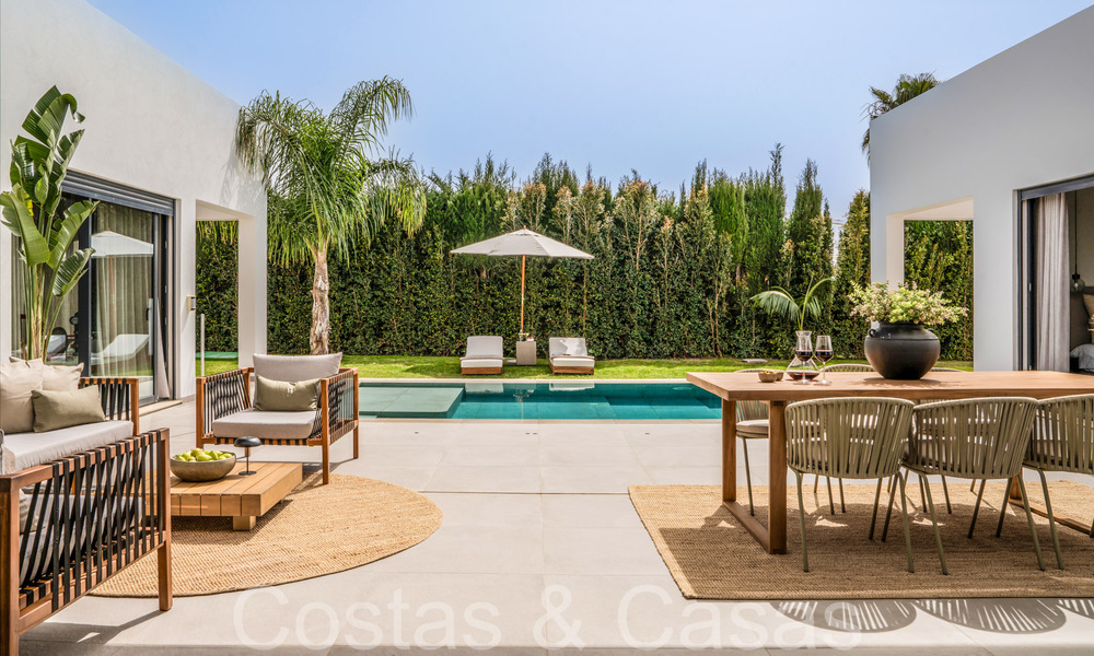 Elegante y moderna villa de lujo de una sola planta en venta en una zona de golf cerca del centro de Estepona 66750