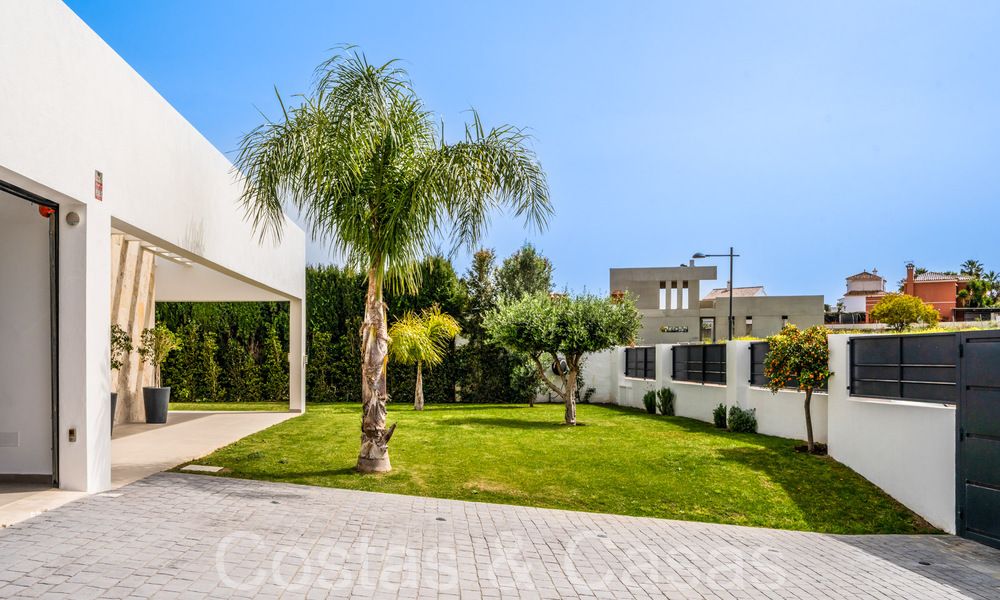 Elegante y moderna villa de lujo de una sola planta en venta en una zona de golf cerca del centro de Estepona 66780