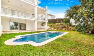 Fantástica villa adosada con vistas de 360° en venta en una urbanización cerrada en Marbella Este 66782 