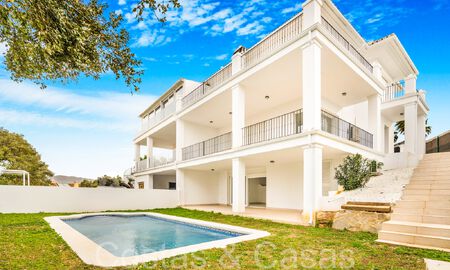 Fantástica villa adosada con vistas de 360° en venta en una urbanización cerrada en Marbella Este 66783