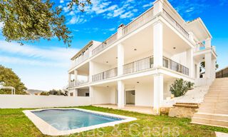 Fantástica villa adosada con vistas de 360° en venta en una urbanización cerrada en Marbella Este 66783