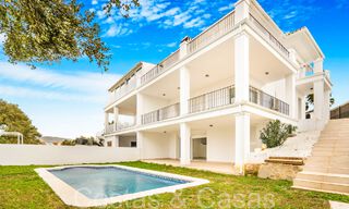 Fantástica villa adosada con vistas de 360° en venta en una urbanización cerrada en Marbella Este 66783 