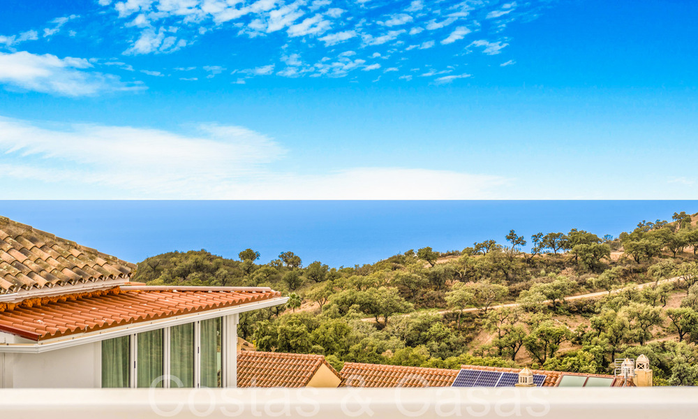 Fantástica villa adosada con vistas de 360° en venta en una urbanización cerrada en Marbella Este 66785