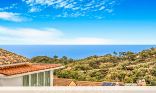 Fantástica villa adosada con vistas de 360° en venta en una urbanización cerrada en Marbella Este 66785 